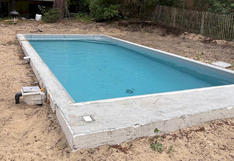 Construction d'une piscine classique en béton par Le Bassin Bleu
